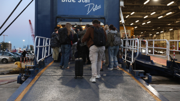 Φεύγουν οι εκδρομείς του Πάσχα για τα νησιά, αυξημένη κίνηση στα λιμάνια, δείτε φωτογραφίες
