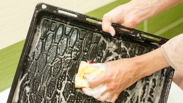 Επίμονοι λεκέδες σε ταψιά και κατσαρόλες; Πώς φεύγουν χωρίς τρίψιμο