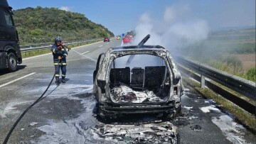 Αυτοκίνητο κάηκε ολοσχερώς στην Ιόνια Οδό, κοντά στη Γουριώτισσα Αγρινίου, δείτε φωτογραφίες