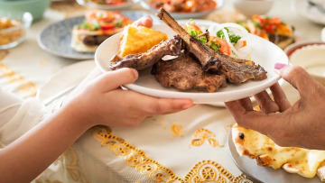 Συμβουλές για το πασχαλινό τραπέζι από τον ΕΦΕΤ – Τι να προσέξετε σε κρέας, αυγά και αποθήκευση τροφίμων
