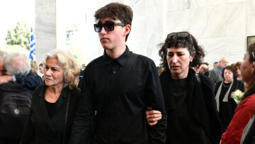 Τελευταίο αντίο στον γιο της Θεανώς Φωτίου, Βασίλη Ρίζο που έφυγε από τη ζωή στα 48 του, συντετριμμένη η οικογένεια