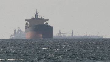 Το Ιράν καλεί τα πλοία να ακολουθούν νέες διαδρομές στα Στενά του Ορμούζ λόγω κινδύνου ναρκών  