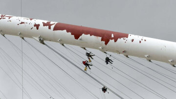 Εντυπωσιακά πλάνα από τις εργασίες στο στέγαστρο Καλατράβα στο ΟΑΚΑ, εργάτες κρέμονται από ύψος 62 μέτρων 