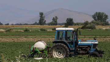 Συνταξιούχος καλείται να επιστρέψει 47.000€ λόγω «μυστικής» εργασίας στα χωράφια