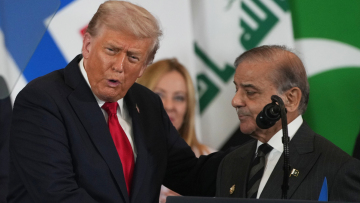 BBC: Γιατί μόνο το Πακιστάν μπορούσε να φέρει ΗΠΑ και Ιράν σε συμφωνία, η «αδελφική» σχέση και ο αγαπημένος στρατάρχης του Τραμπ