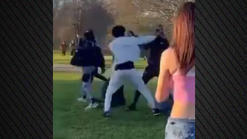 «Σε έχουν μαχαιρώσει, φίλε»: Η στιγμή που 21χρονος τραυματίζεται θσνάσιμα μετά από συμπλοκή σε πάρκο του Λονδίνου, βίντεο