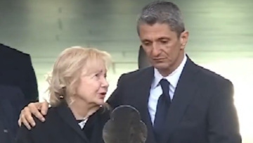 Βίντεο: Λύγισε ο Ραζβάν Λουτσέσκου μπροστά στο φέρετρο του πατέρα του