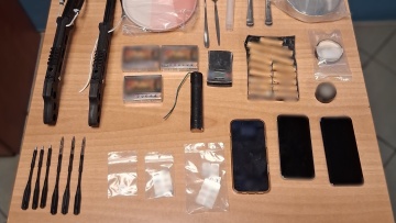 Τους έπιασαν στη Χαλκίδα με ναρκωτικά, όπλα και αρχαίο κίονα