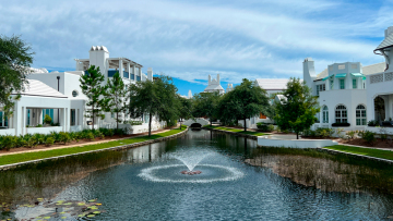 Η παραθαλάσσια πόλη που θυμίζει Σαντορίνη αλλά δεν βρίσκεται στην Ελλάδα