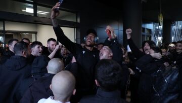 ΠΑΟΚ: Αποθέωση της ομάδας μπάσκετ στο αεροδρόμιο, δείτε βίντεο και φωτογραφίες