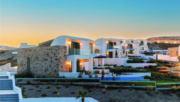 
Σε αυτό το πολυτελές πεντάστερο resort, θα ανακαλύψετε τη γαλήνια πλευρά της Σαντορίνης