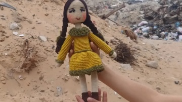 Γάζα: Μητέρα 5 παιδιών πλέκει κούκλες για να μοιράζει χαρά σε εκείνα που έχασαν την ανεμελιά τους (βίντεο)