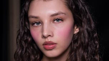 Jelly Donut Blush: Το τρικ του TikTok για φρεσκάδα και ζωντάνια στο μακιγιάζ
