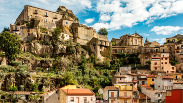 Το μικρό χωριό της Ιταλίας που προσφέρει δωρεάν στέγαση και εργασία
