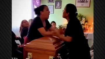 Αδιανόητος καβγάς σε κηδεία στο Μεξικό: Οι ερωμένες του νεκρού τσακώθηκαν πάνω από το φέρετρο, δείτε βίντεο