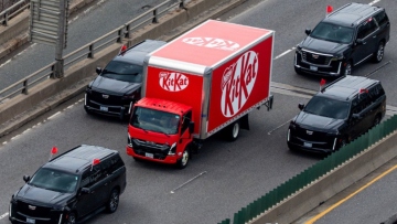 Φορτηγό της KitKat εμφανίστηκε με VIP συνοδεία μετά την κλοπή 12 τόνων σοκολάτας: Τι κρύβεται πίσω από την κίνηση, δείτε βίντεο