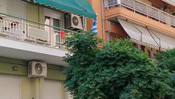 Γιατί κρεμούν κόκκινα πανιά στα μπαλκόνια της Θεσσαλονίκης σήμερα Μεγάλη Πέμπτη
