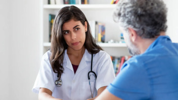 Καρκίνος: Η δύσκολη στιγμή της διάγνωσης – Πώς να το ανακοινώσει ο γιατρός στον ασθενή