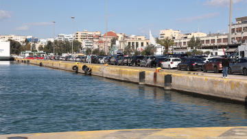 Αυτοκίνητο έπεσε στη θάλασσα στην Ακτή Ξαβέρη στον Πειραιά, σώος ο 54χρονος οδηγός
