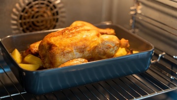 Βάζετε σωστά το ταψί στον φούρνο; Η σωστή θέση για τέλειο ψήσιμο και τα λάθη