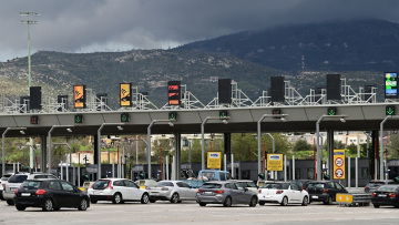 Εγκαταλείπουν το κλεινόν άστυ οι εκδρομείς του Πάσχα: Κίνηση σε εθνικές οδούς, λιμάνια και ΚΤΕΛ