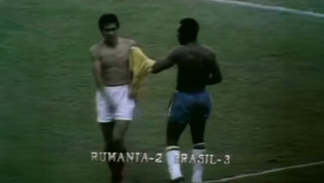 Το ιστορικό βίντεο της ανταλλαγής φανέλας του Λουτσέσκου με τον Πελέ, στο Ρουμανία-Βραζιλία του Μουντιάλ του 1970