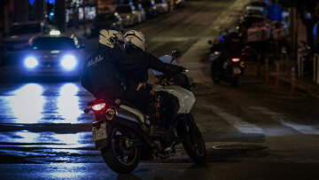 Καταδίωξη διαρρηκτών με πυροβολισμούς στη Βάρη: Πήγαν να εμβολίσουν τους αστυνομικούς