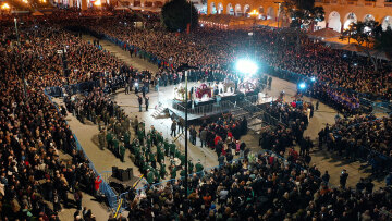 Σκηνικό κατάνυξης στη Θεσσαλονίκη με τους πέντε Επιταφίους να συναντιούνται στην πλατεία Αριστοτέλους