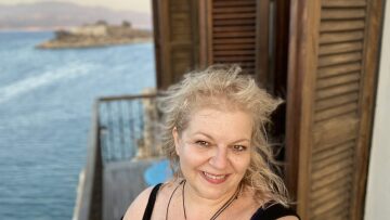 Είναι το μέρος που σε κάνει να πεις «Έτσι θέλω να είναι η ζωή!»: Το Καστελλόριζο της ηθοποιού, Φωτεινής Μπαξεβάνη
