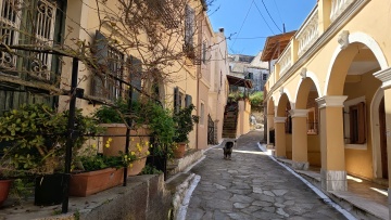 Πάσχα στην Ελλάδα: Τα έθιμα που κρατούν ζωντανή την παράδοση από τη Ναύπακτο έως την Κέρκυρα
