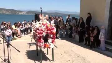 Γύθειο: Με κατάνυξη η περιφορά του Επιταφίου στη Νήσο Κρανάη, παιδιά τον στολίζουν και τον περιφέρουν