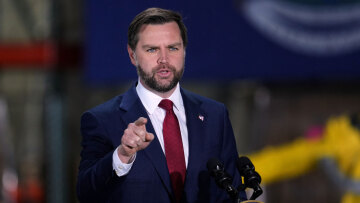 Ο Βανς θα ταξιδέψει στο Πακιστάν για τις συνομιλίες με το Ιράν, η Τεχεράνη κρατά κλειστά τα χαρτιά της
