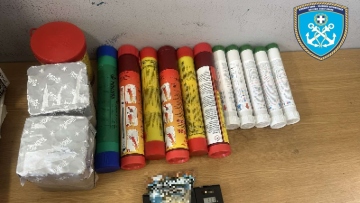 Πειραιάς: Συνελήφθη 25χρονος με ναρκωτικά και πυροτεχνικά σε πλοίο στο λιμάνι