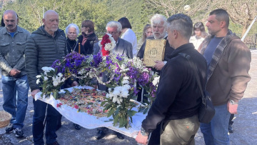 Ο πιο λιτός επιτάφιος ζωντάνεψε τον Πρόδρομο Ευρυτανίας μετά από 60 χρόνια, κατανυκτική ατμόσφαιρα στο χωριό