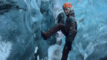 Η Ευγενία Σαμαρά συνεχίζει τις διακοπές της στην Ισλανδία: Φωτογραφήθηκε ανάμεσα σε παγετώνες