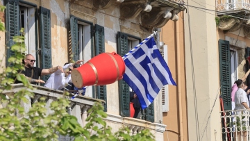 Κέρκυρα: Οι «Μπότηδες» έστειλαν το μήνυμα της πρώτης Ανάστασης, δείτε live 