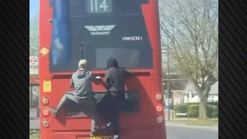 Λαθρεπιβάτες στη Βρετανία κρέμονται στο πίσω μέρος λεωφορείου ενώ είναι εν κινήσει, δείτε βίντεο