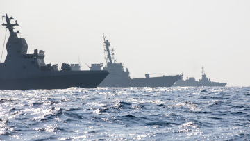 Δύο αμερικανικά αντιτορπιλικά διέσχισαν τα Στενά του Ορμούζ, ενώ ξεκινούσαν οι διαπραγματεύσεις στο Ισλαμαμπάντ