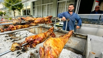 Κυριακή του Πάσχα: Από τα σπιτικά σουβλίσματα μέχρι το μαζικό ψήσιμο στους δρόμους, γιορτινές εικόνες σε όλη την Ελλάδα