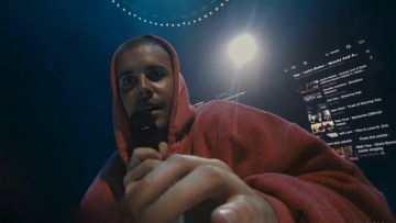 Απογοητευμένοι οι φαν του Τζάστιν Μπίμπερ: Με φούτερ και κουκούλα στο Coachella, έβαζε τραγούδια από YouTube μέσω laptop