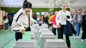 Μαζικά προσέρχονται οι Ούγγροι στις κάλπες, έχει ψηφίσει πάνω από το 74% των ψηφοφόρων