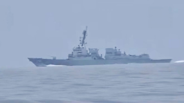 «Αλλάξτε πορεία, αλλιώς θα γίνετε στόχος»: Η στιγμή που ιρανικό σκάφος απειλεί αμερικανικό αντιτορπιλικό που μπήκε στα Στενά του Ορμούζ