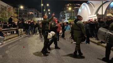 Ανάσταση με ΜΑΤ στον Νέο Κόσμο: Μπλόκο στο «έθιμο» με μολότοφ, τρεις συλλήψεις, δείτε βίντεο