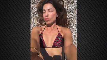 Η Κατερίνα Παπουτσάκη πόζαρε με μαγιό σε παραλία στο Αγκίστρι
