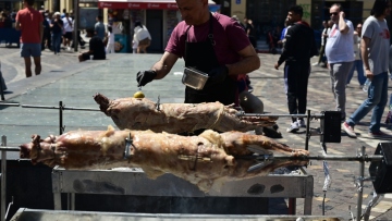 Μύρισε οβελίας από νωρίς στην Αθήνα: Στήθηκαν σούβλες με αρνί και κοκορέτσι στην πλατεία στο Μοναστηράκι, δείτε βίντεο