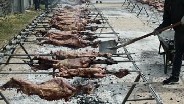 Με ανοιξιάτικο σκηνικό το ψήσιμο του οβελία σε όλη τη χώρα, σε ποιες περιοχές υπάρχει πιθανότητα βροχής
