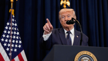 Ο Τραμπ έδωσε εντολή να αποκλειστούν τα Στενά του Ορμούζ και απειλεί την Κίνα με νέους δασμούς αν βοηθήσει την Τεχεράνη: «Μπορώ να καταστρέψω σε 1 ώρα το Ιράν»