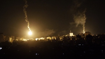 Τέσσερις νεκροί σε ισραηλινά πλήγματα στη Γάζα - Eπαναλειτουργεί το συνοριακό πέρασμα Ζικίμ