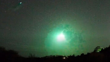 Δείτε βίντεο: Μια πράσινη πύρινη φλεγόμενη μπάλα έκανε τη νύχτα μέρα στη Βρετανία