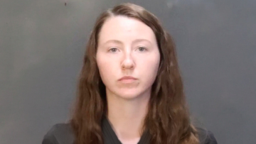 Είδαν καθηγήτρια στο Τέξας να φιλάει 16χρονο και εκείνη αποκάλυψε ότι έκανε σεξ με τον ανήλικο και έναν φίλο του